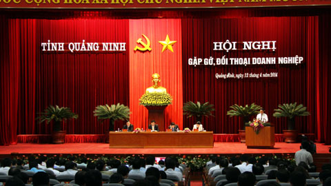 Quang Ninh holds dialogue on business development